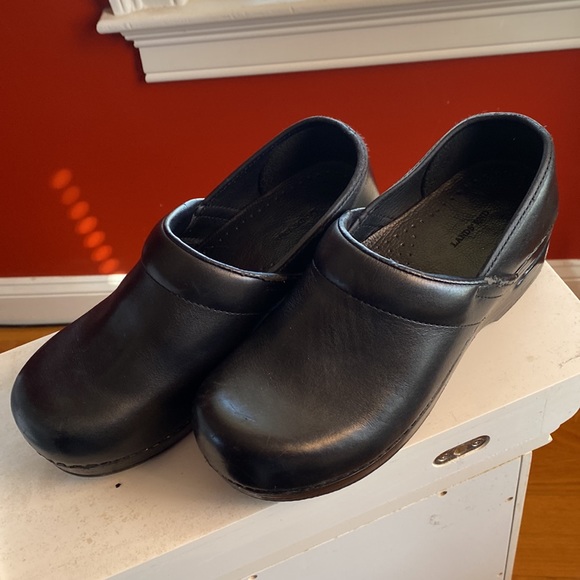 Women’s Lands End black professional leather clogs size 8 - Picture 2 of 4